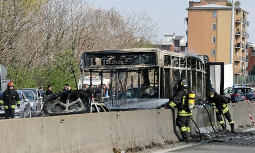 “Fund vdekjeve në Mesdhe”/ Shoferi i vë zjarrin autobusit pasi zbret 51 nxënës