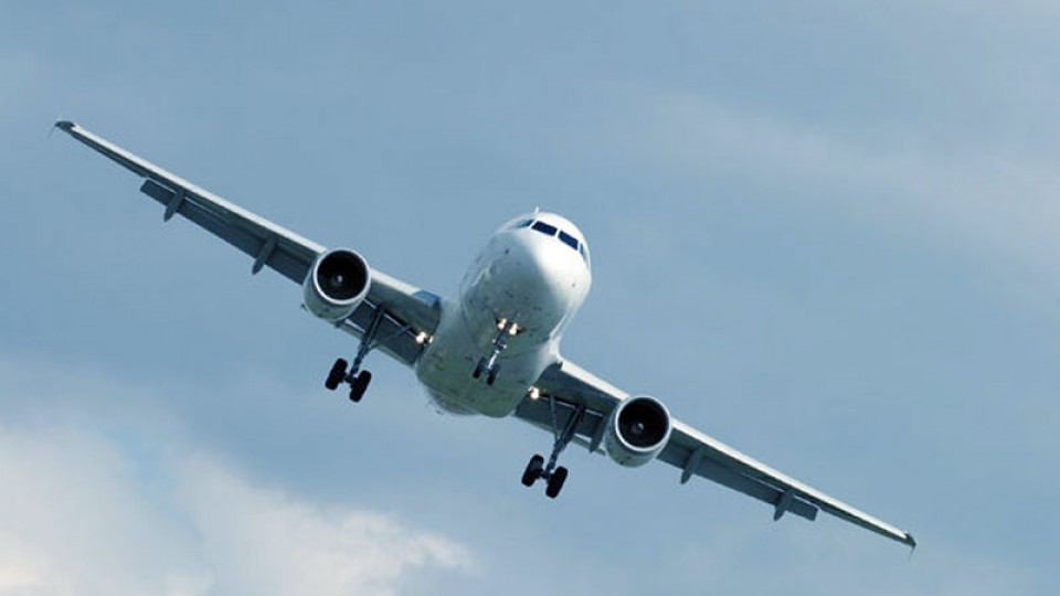 Nëna harron djalin në aeroport, piloti kthen avionin mbrapsht