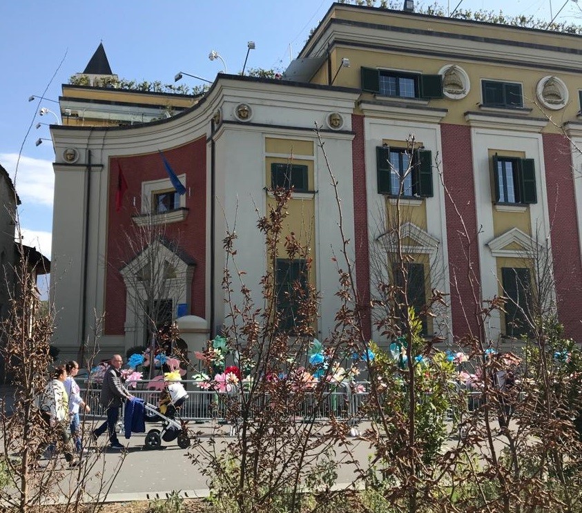 Pranvera troket në kryeqytet, lulet shumëngjyrëshe dhe zogjtë pushtojnë Bashkinë e Tiranës