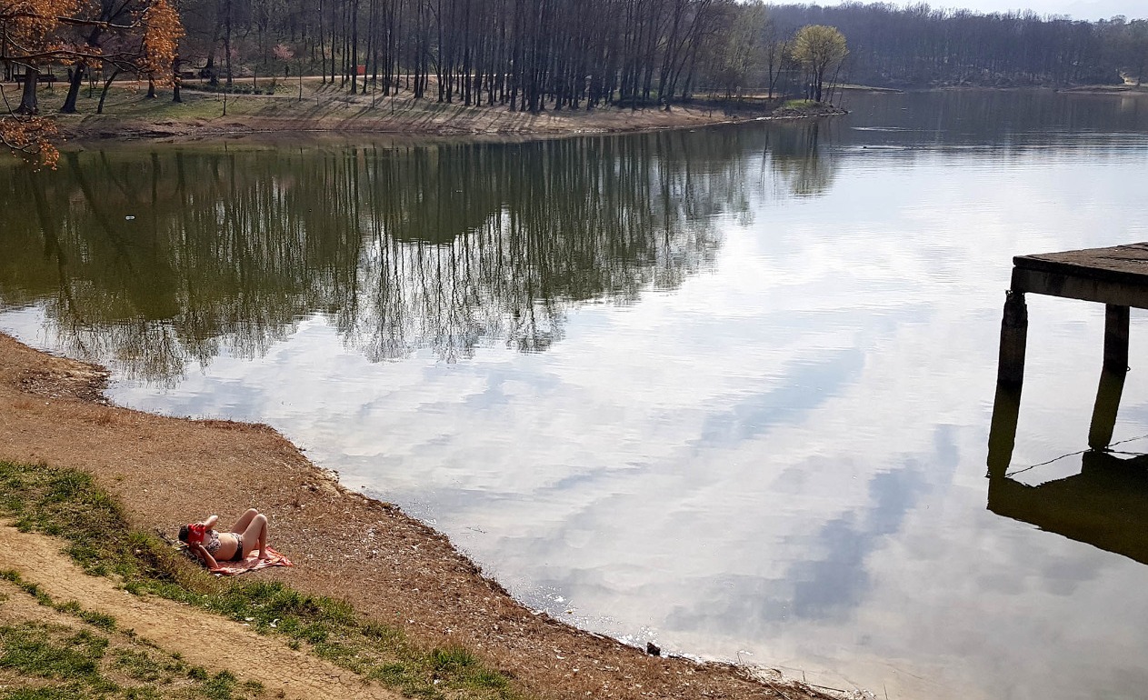 FOTO / Nis plazhi në Tiranë, gruaja zhvishet te Liqeni Artificial