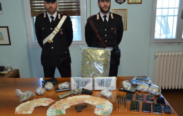 Pranga dy shqiptarëve në Itali, fshehën 2.5 kg kokainë poshtë pllakës së dushit