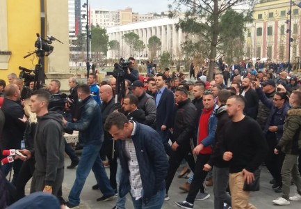 Protestuesit mbërrijnë tek KQZ, lejohen të futen brenda vetëm ish-deputetët