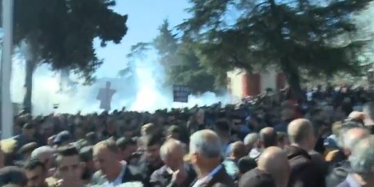 LIVE / Tentohet hyrja me dhunë në Kuvend, policia kundërpërgjigjet me ujë dhe gaz