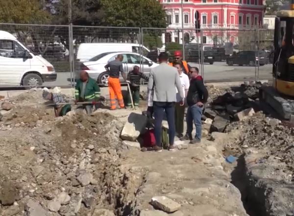 Zbulohen muret e xhamisë së vjetër të Tabakëve në Vlorë