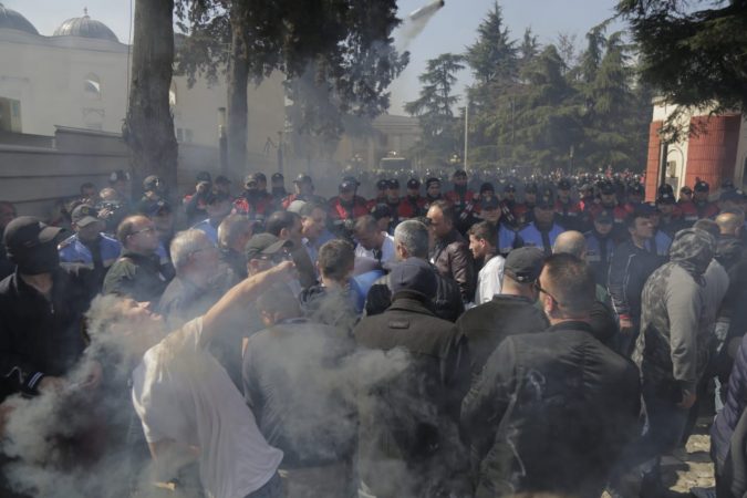 Protesta e opozitës, lëndohen dy efektivë