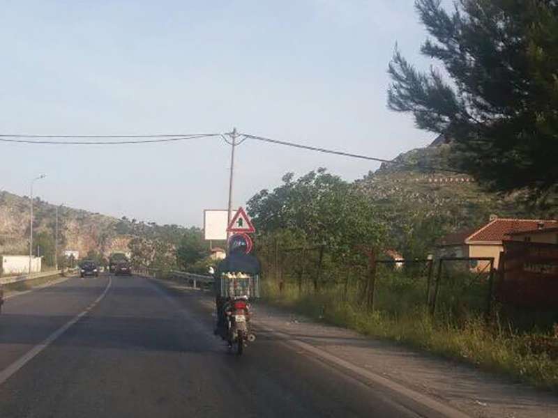 Fermerët në protestë për TVSH, derdhin bidona me qumësht në rrugë