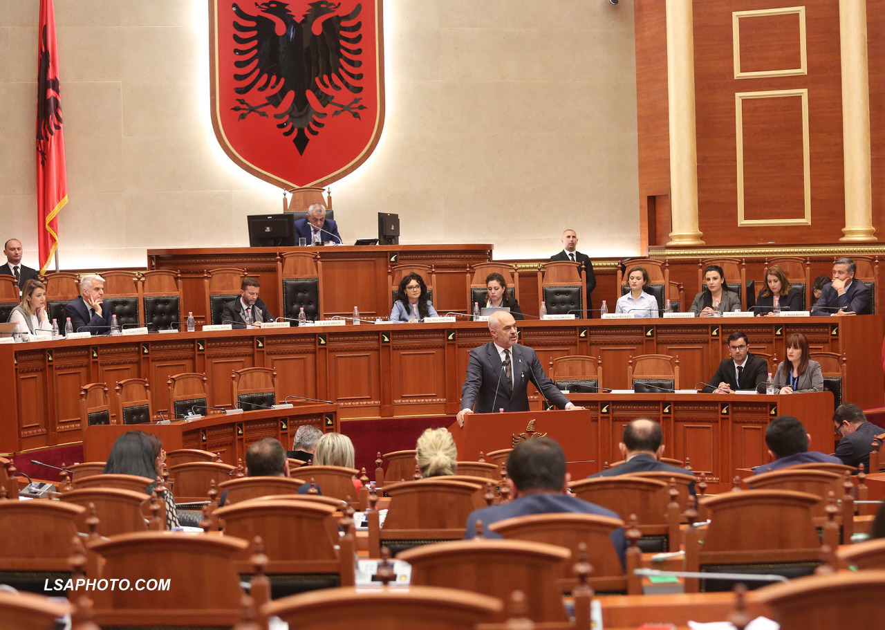 FOTOT/ Imazhe pikante nga Parlamenti, ja çfarë nuk u pa në televizione