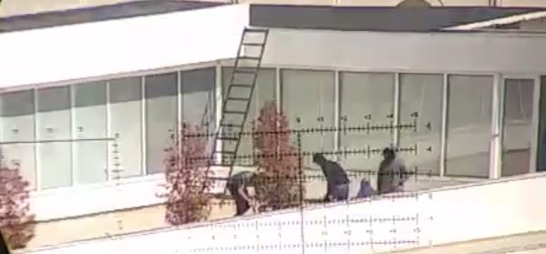 VIDEO / Policia pranë Kuvendit sulmohet edhe nga tarraca e PD-së