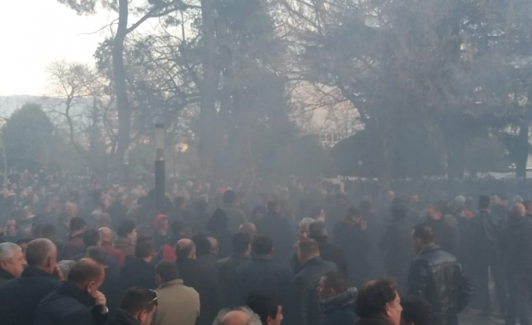 VIDEO/ I maskuari me të zeza i opozitës që hedh kapsolla dhe shishe kundër policisë