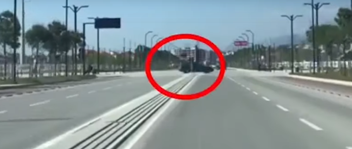 (VIDEO) Tiranë/ Shoferi i papërgjegjshëm merr para makinën e parkuar