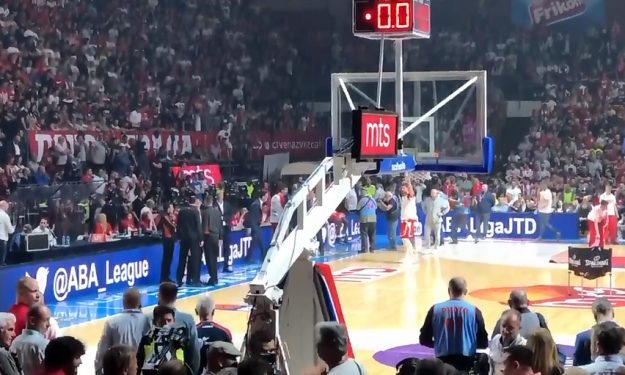 VIDEO/ Çmenden serbët, thirrje “Vrisni shqiptarët” në ndeshje basketbolli