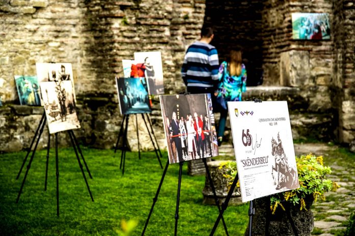 50 fotografi nga filmi “Skënderbeu” në kalanë e Elbasanit