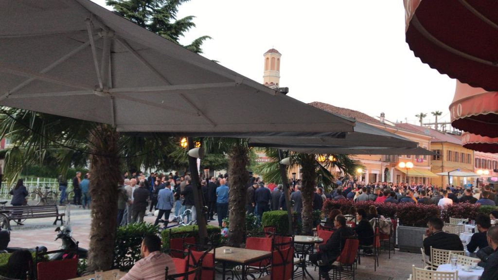 FOTO / Voltana Ademi braktis Bashën, qytetarët e pinë kafenë të qetë
