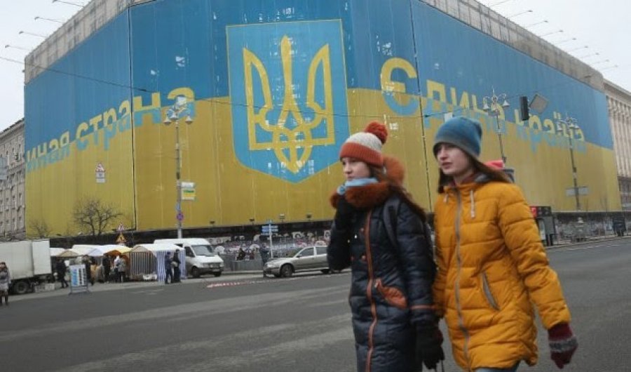 Ligji i ri i gjuhës mërzit presidentin e sapozgjedhur ukrainas, Rusia kundërpërgjigjet me pasaporta