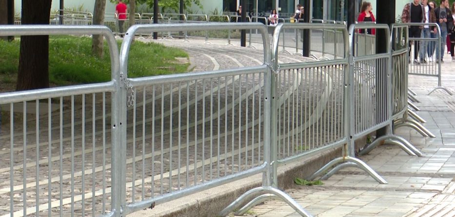 Policia dhe Garda, në gadishmëri! Rrethohen institucionet para protestës së opozitës