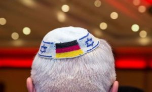 Vijnë kohë të këqija për hebrenjtë në Gjermani, “kippa” s’duhet mbatur kudo