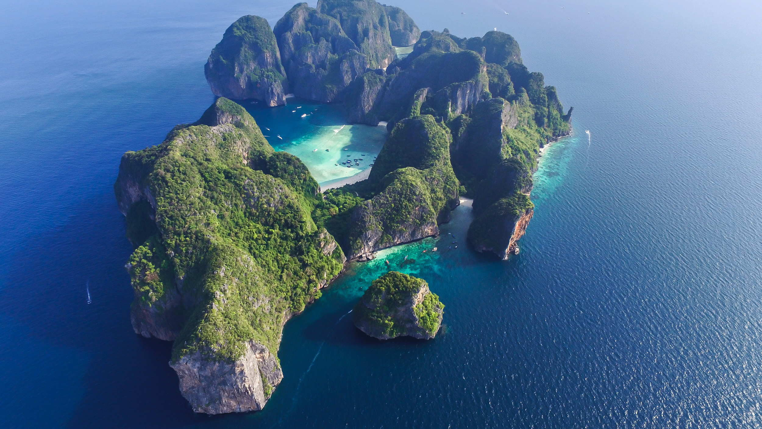 FOTO/ “Maya Bay”, Në plazhin e famshëm nuk do të lejohen më turistët