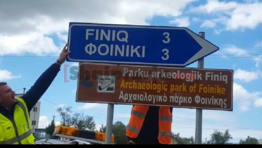 Rivendosen tabelat në Finiq. Gjuha shqipe, e para!