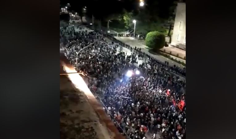 VIDEO NGA AJRI / Ora 20:30, ja sa protestues ka në bulevard