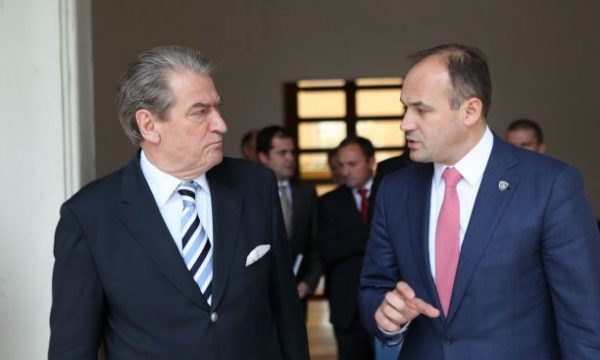 Hoxhaj reagon pas akuzave të Berishës ndaj Thaçit: Përçarës dhe hipokrit!