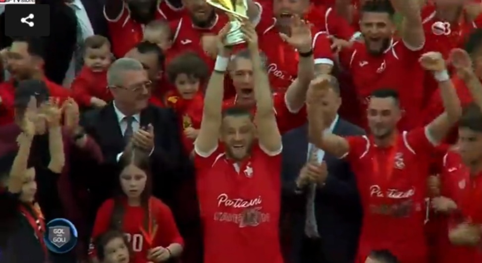 Video/Partizani ngre kupën e kampionit pas 26 vitesh, festë në Tiranë