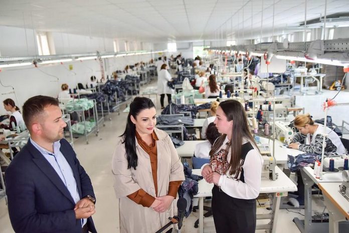 Kukës/Balluku viziton një biznes fason dhe inspekton institucionet që ofrojnë shërbime