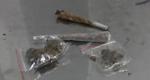 Policia arreston dy të rinj në Tiranë, shpërndanin heroinë dhe hashash