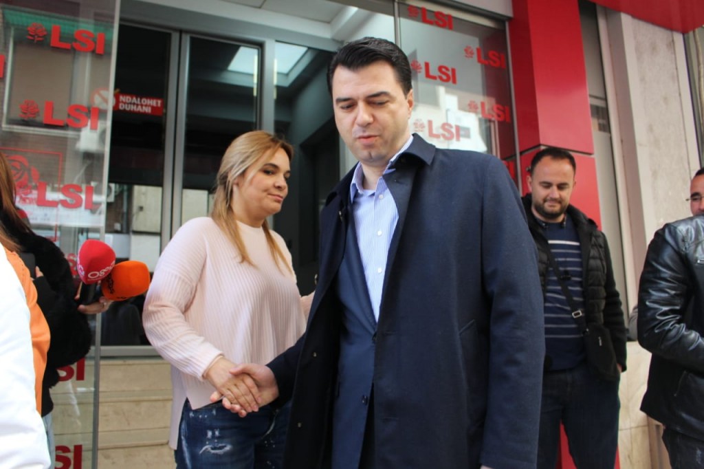 Basha 1 orë në zyrën e Kryemadhit: Largimi Ramës kusht i panegociueshëm, nesër bllokohen akset kryesore