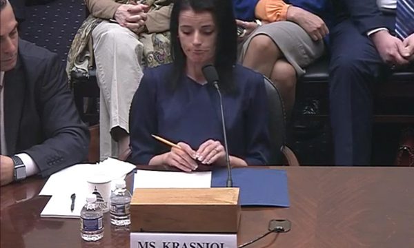 Heshtje dhe lotë në Kongresin amerikan gjatë rrëfimit të shqiptares së përdhunuar nga forcat serbe