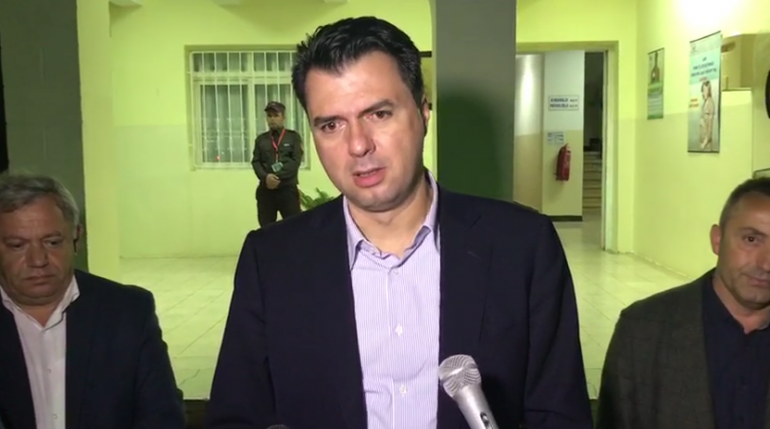 Protesta/ Basha viziton Sahit Dollapin në Spital: Ka marrë shumë dëmtime