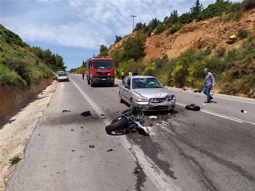 FOTO/ Aksident i rëndë në Greqi, motori përplaset me makinën, dy të vdekur