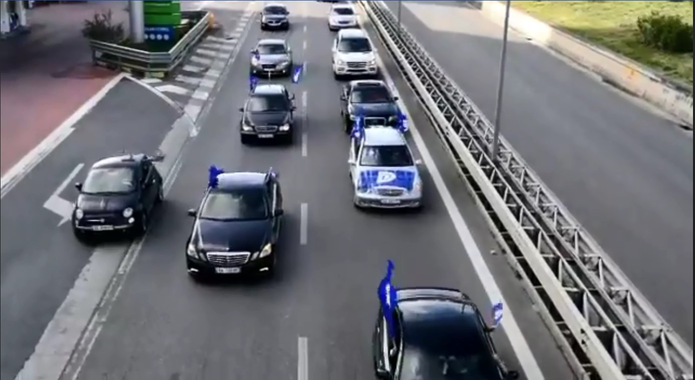 VIDEO/ Militantët e PD-së protestojnë për varfërinë, por drejt Tiranës vijnë me makina luksoze