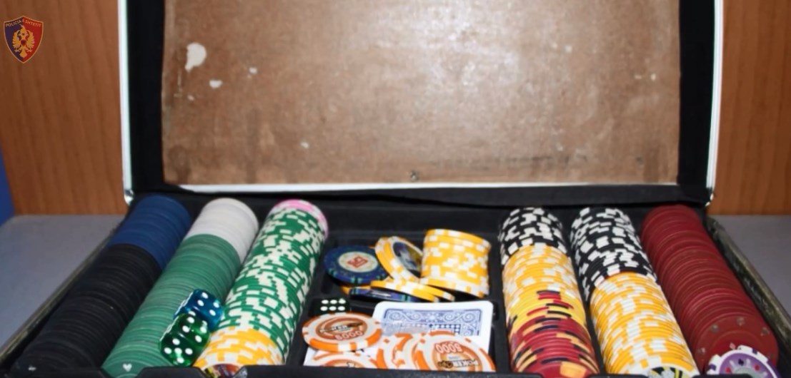 “Gambling”/ Pranga 23-vjeçarit në Lushnjë, luanin poker në lokalin me qira
