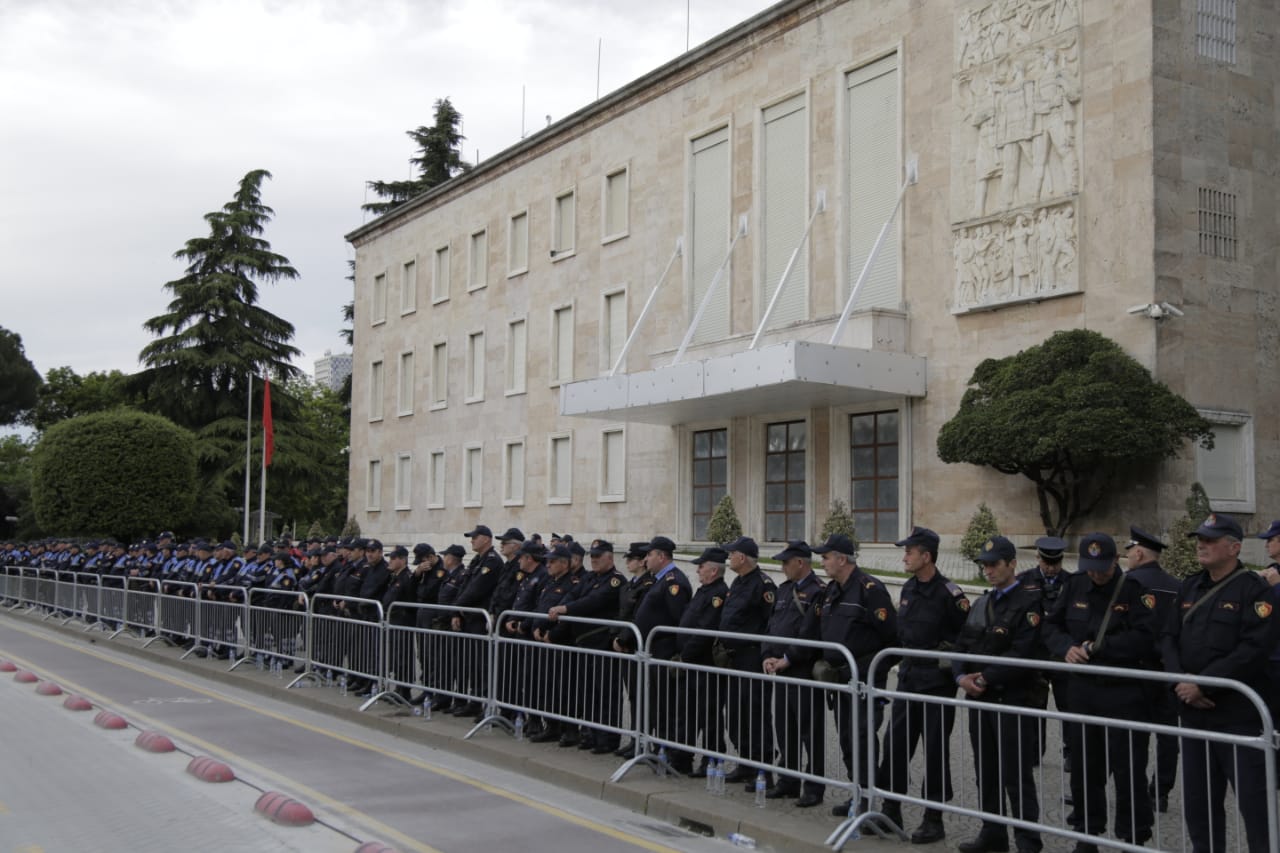 LIVE! Militantët e PD-LSI hedhin molotov ndaj Parlamentit, Rama: Zjarri dëmton vendin