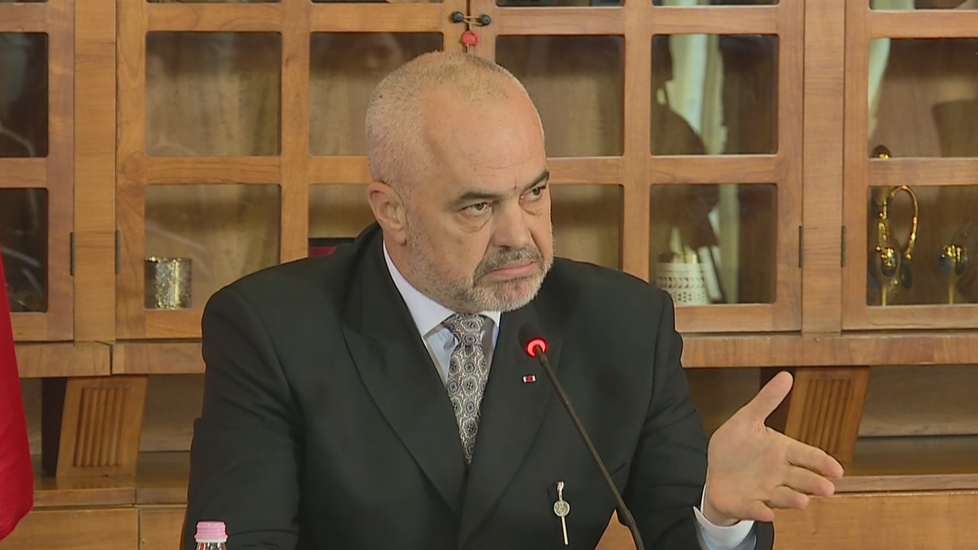 Kryeministri mesazh Bashës: Po ika unë me kë do flasësh, me murin?