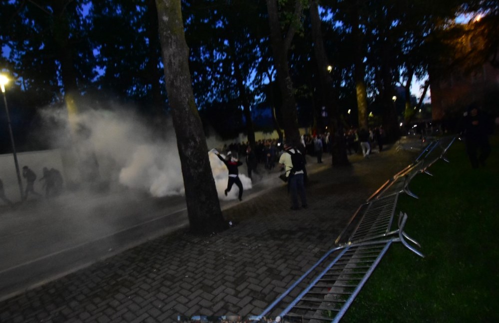 Zhvendoset protesta, militantët i drejtohen parlamentit