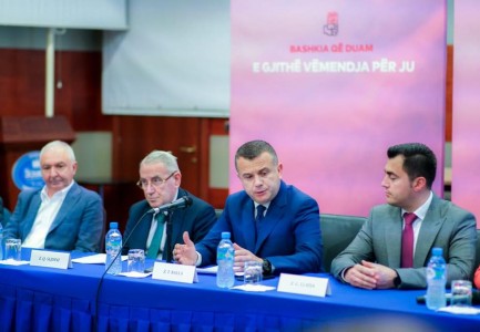 Balla prezanton 51 këshilltarët e PS në Elbasan: Askush mos guxojë të pengojë zgjedhjet, të gjithë e dinë se ç’i pret