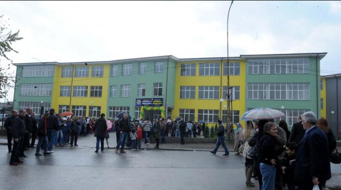 “Kërcënon fëmijët dhe u merr para”/ Prindërit ankohen për 13-vjeçarin, është kthyer në “makthin” e shkollës