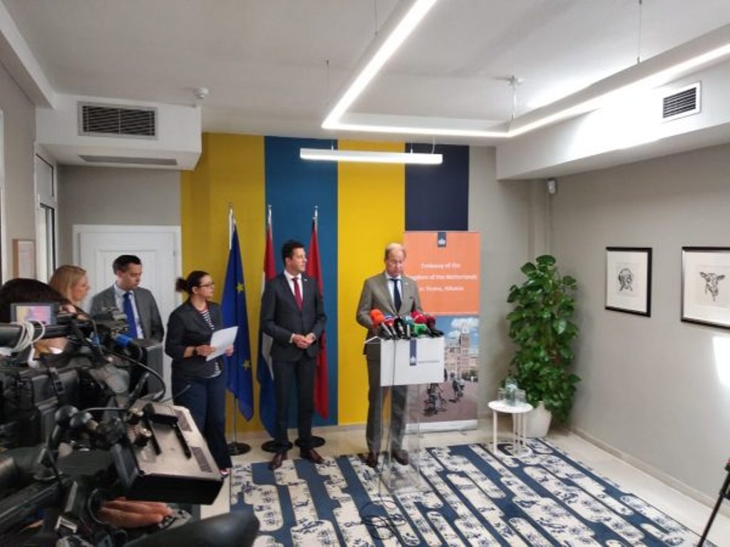 Deputeti holandez vjen në Tiranë, flet për rikthimin e vizave dhe integrimin