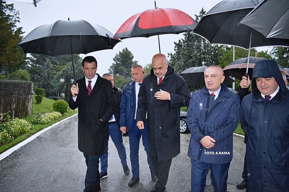 FOTOT/ Ilir Meta “pajtohet” me socialistët, Berisha me… Gridën