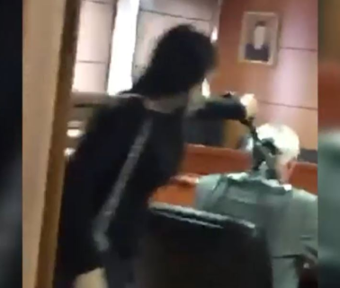 VIDEO/ Shkodër, studentët i hedhin bojë rektorit Adem Bekteshi