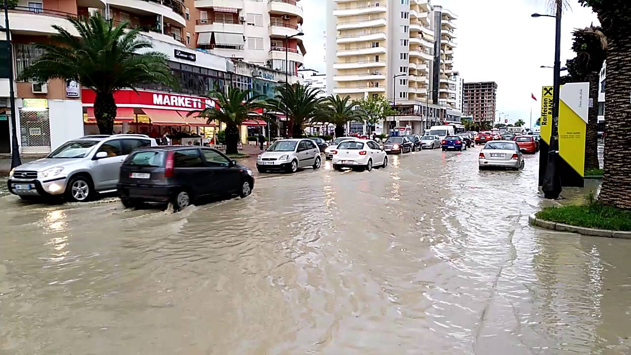 VIDEO/ Vlora nën ujë, vlonjatët tallen me këngë labe