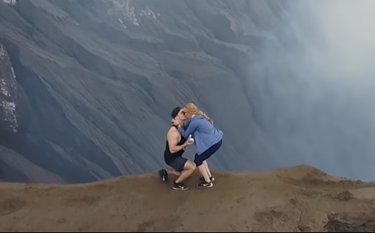VIDEO/ Në cepin e një vullkani aktiv, ky është propozimi më i rrezikshëm për martesë