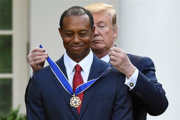 Trump i jep ”Medaljen e Lirisë” Tiger Woods