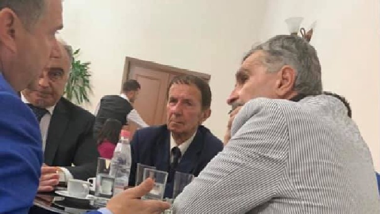 Balla në kafe me deputetët e opozitës së re, Gjuzi më i vëmendshmi (foto)