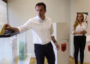 Voton Erion Veliaj me bashkëshorten: Është momenti për të thënë si e duam këtë qytet