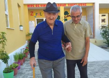 FOTO LAJM/ Habit një 98-vjeçar, ngrihet nga shtrati thjesht të votojë