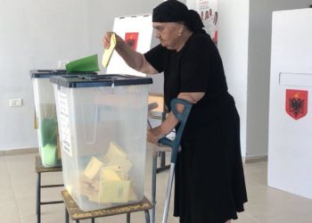 FOTOLAJM/ E moshuara shkon për të votuar me paterica