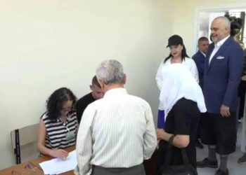 FOTOLAJM/ Rama me pantallona te shkurtra voton në Surrel