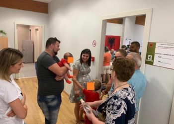 Zgjedhjet/ Fotot domethënëse, fëmijët e vegjël shoqërojnë prindërit dhe gjyshërit në votime